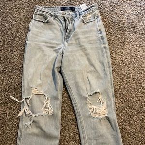 Hollister Ultra High-Rise Mom Jean